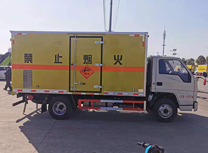 濠江爆破器材运输车工人安全操作规范与智能技术保障